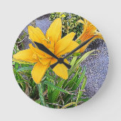ゴールデンイエローデイリリー花芽写真彼女は流した ラウンド壁時計 (正面)