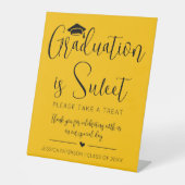 ゴールデンイエロー卒業生は甘いミニマル脚本 台座サイン (正面)