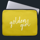 ゴールデンガール |金ゴールドモダンスクリプト ラップトップスリーブ<br><div class="desc">シンプル金ゴールドのスタイリッシュスクリプトの手書き文字のデザインでカスタム、の"ゴールデンモダンガール"スローガンスタイル。黄金の家族や友人のための完璧なギフトやアクセサリー！</div>