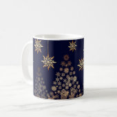 ゴールデンクリスマスツリーの青い背景 コーヒーマグカップ (正面左)