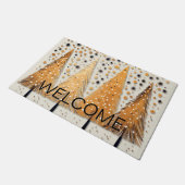 ゴールデンクリスマスツリーシャイニースノーフレークの休日 ドアマット (アングル)