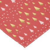 ゴールデンクリスマスツリー – 赤い風景 テーブルクロス (アングル)