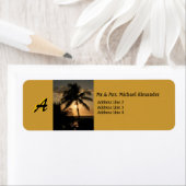 ゴールデンコーストラインサンセットパームツリーとモノグラム ラベル (インサイチュ)