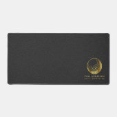 ゴールデンゴルフボールロゴゴルファーエレガントモノグラム デスクマット (正面)