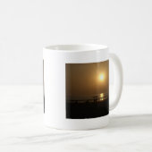 ゴールデンサマーサンセットリフレクションオンビーチ コーヒーマグカップ (正面右)