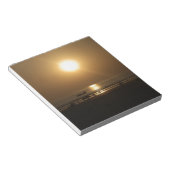 ゴールデンサマーサンセットリフレクションオンビーチ ノートパッド (アングル)