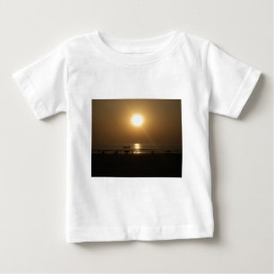 ゴールデンサマーサンセットリフレクションオンビーチ ベビーTシャツ