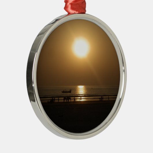 ゴールデンサマーサンセットリフレクションオンビーチ メタルオーナメント (右)