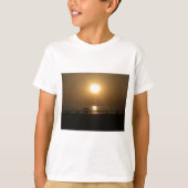 ゴールデンサマーサンセットリフレクションオンビーチ Tシャツ (正面)