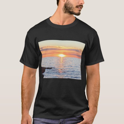 ゴールデンサンセットとブルー海の写真 Tシャツ (正面)