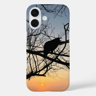 ゴールデンサンセットのシルエット：木の枝の上の鳥 iPhone 16ケース