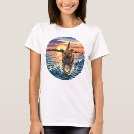 ゴールデンサンセットの海を駆ける幸せなラブラドール Tシャツ