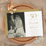 ゴールデンシグネチャー結婚50周年記念写真 招待状<br><div class="desc">金色のスクリプトの署名の名前。シックな金ゴールドレタリングと特別な写真であなたの特別な50年のゴールデンアニバーサリー情報でパーソナライズ。Thisisnomeによる設計©</div>