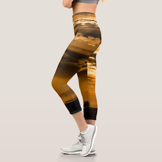 ゴールデンスカイ カプリレギンス (左)