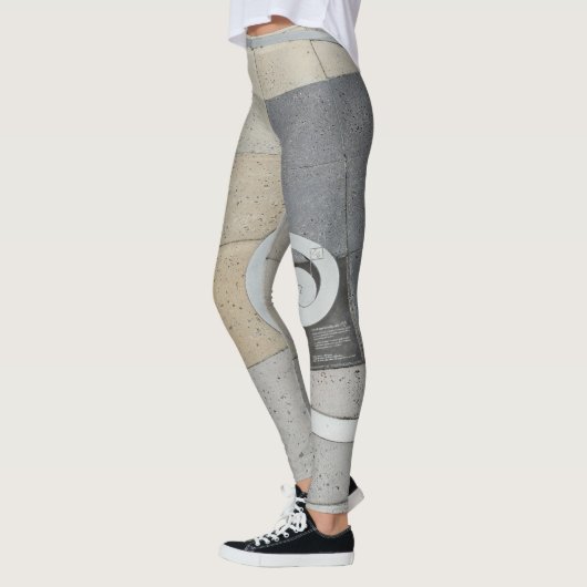 ゴールデンスパイラルグリーゲベージュグレー レギンス (左)