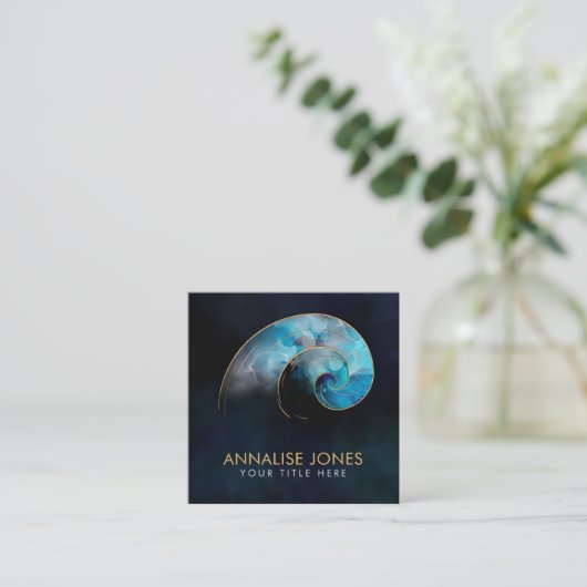 ゴールデンスパイラル – 神聖なジオメトリ – 水色インク スクエア名刺 (スタンド正面)