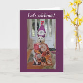 ゴールデンドゥードルの犬とワインとチーズのお祝い カード (黄色い花)