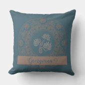 ゴールデンパーソナライズされたティール（緑がかった色）ロココロータスドットマンダラ クッション (正面)