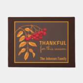 ゴールデンパーソナライズされた葉レッドベリー秋 ドアマット (正面)