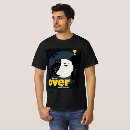 ゴールデンビクトリー – やる気を起こさせる引用文&クライマー Tシャツ (正面フル)