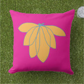 ゴールデンフローラオンホットピンク アウトドアクッション (芝生)