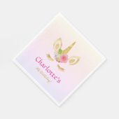 ゴールデンユニコーンピンクレインボーパーソナライズされた誕生日 スタンダードランチョンナプキン (角)