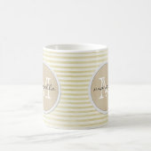 ゴールデンラインストライプズの背景モノグラム コーヒーマグカップ (中央)