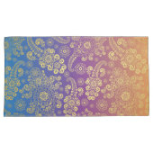 ゴールデンラグジュアリーペイズリーオンブルー、パープル、オレンジ 枕カバー (正面右)