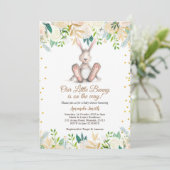 ゴールデンリトルバニーがイースターベイビーシャワーの道にいます 招待状 (スタンド正面)