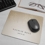 ゴールデンレインストリングラパーソナライズされたイト マウスパッド<br><div class="desc">シッパーソナライズされたクなmousepadは、あなたの名前、ビジネス名またはクラシックブラックレタリングで金ゴールドフォイル文字列の光のストランドで飾らカスタムれた金のバックグランド上の文字の選択フェイクを表示する。</div>