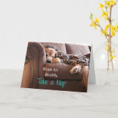 ゴールデンレトリエバーが昼寝を取る カード (黄色い花)