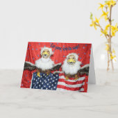 ゴールデンレトリエバーイーグルズがアメリカ国旗を掲げる カード (黄色い花)