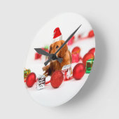 ゴールデンレトリエバードッグwレッドサンタハットクリスマス ラウンド壁時計 (傾斜)