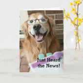 ゴールデンレトリバーがニュースおめでとうを聞いた カード (黄色い花)