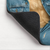 ゴールデンレトリバーがブルージーンズでポーズ付け マウスパッド (コーナー)