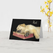 ゴールデンレトリバーが本の上で眠る カード (黄色い花)