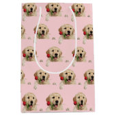 ゴールデンレトリバーとキスとバラ ミディアムペーパーバッグ (正面)