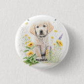 ゴールデンレトリバーの子犬と花のモノグラム名 缶バッジ (正面)