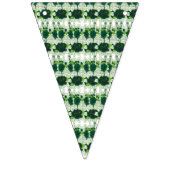 ゴールデンレトリバーの子犬は草の生えた野に座っている バンティングフラッグ (第1の旗)