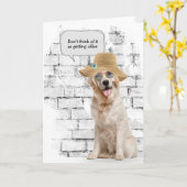 ゴールデンレトリバーの帽子の誕生日を着て カード (黄色い花)