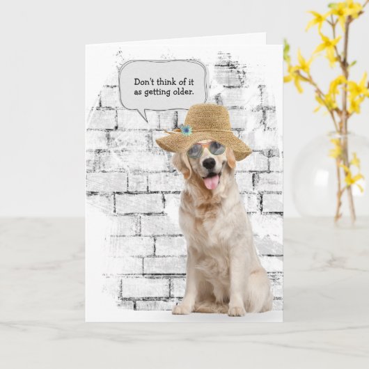 ゴールデンレトリバーの帽子の誕生日を着て カード (黄色い花)