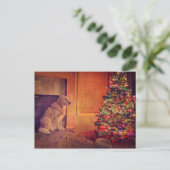 ゴールデンレトリバーは暖炉で待つ ポストカード (スタンド正面)