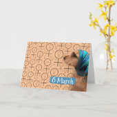 ゴールデンレトリバー国際的ハッピーウィメンズデー カード (黄色い花)