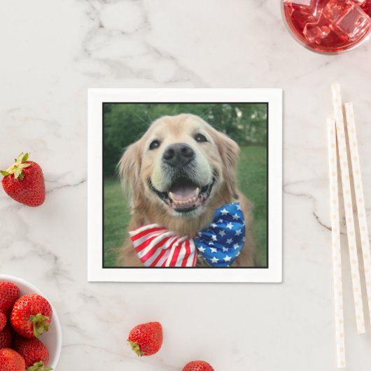 ゴールデンレトリバー犬がボウタイ独立記念日に スタンダードカクテルナプキン (インサイチュ)