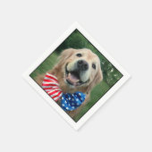 ゴールデンレトリバー犬がボウタイ独立記念日に スタンダードカクテルナプキン (角)