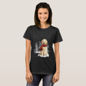 ゴールデンレトリバー 冬のマフラー 犬 木 森林 雪 Tシャツ (正面フル)