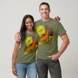 ゴールデンロッドの上にいるメキシコチョウ(トケイソウチョウ) Tシャツ
