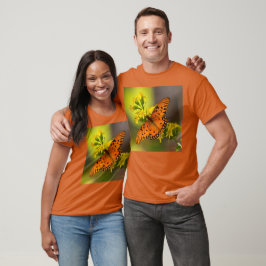ゴールデンロッドの上のグルフフリティラリーパッションバタフライ Tシャツ
