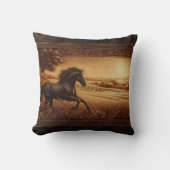 ゴールデン威厳のあるサンライズフィールドで馬がギャロピンイン クッション (正面)