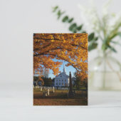 ゴールデン秋墓地からの教会の葉のビュー2 ポストカード (スタンド正面)